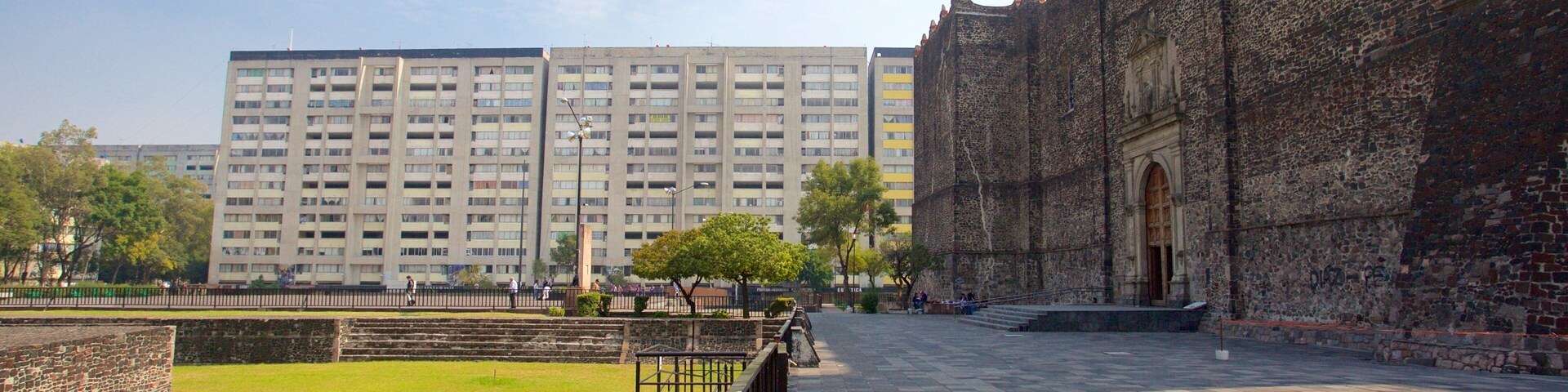 Plaza de las Tres Culturas ofreciendo cultura indígena, elementos del patrimonio y un parque o plaza