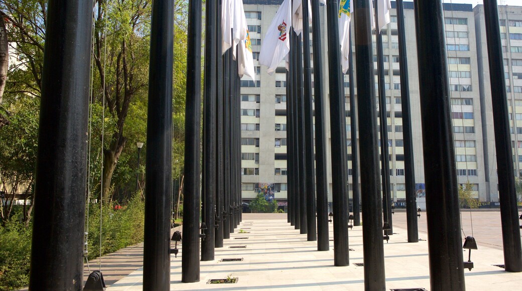 Kolmen kulttuurin aukio featuring monumentti ja tori