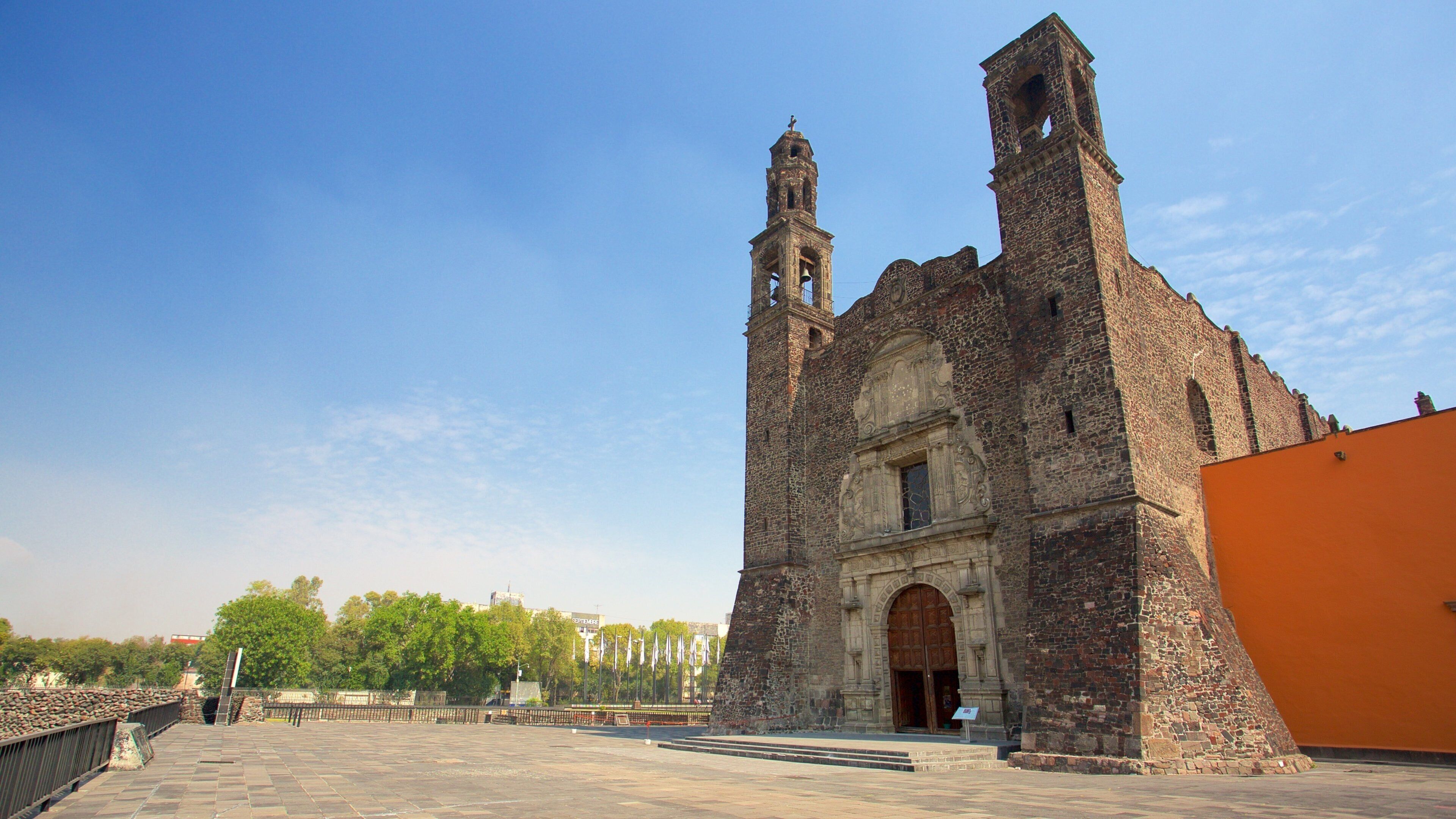 Plaza de las Tres Culturas mostrando arquitectura patrimonial