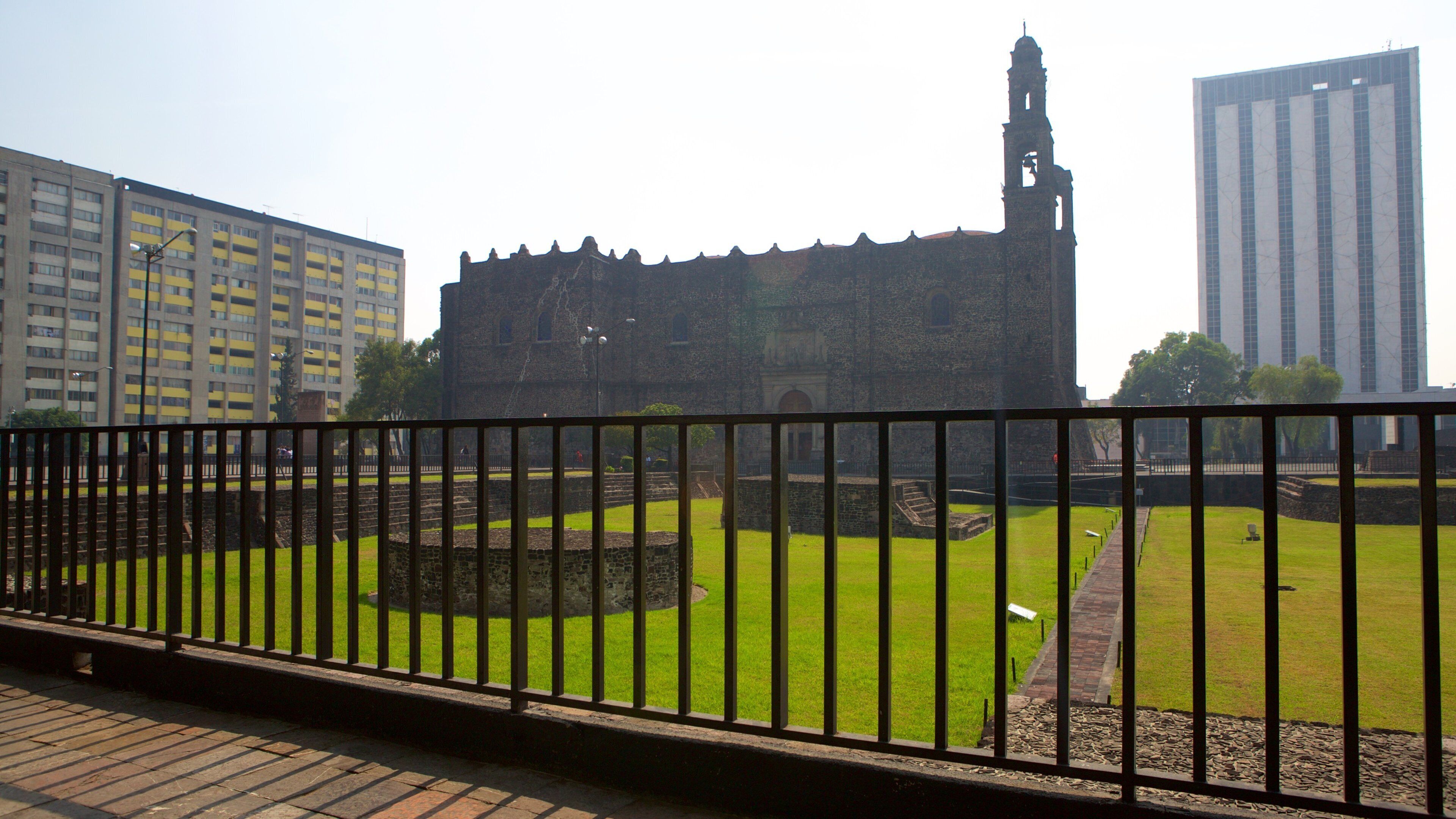 Plaza de las Tres Culturas which includes a garden, indigenous culture and heritage elements