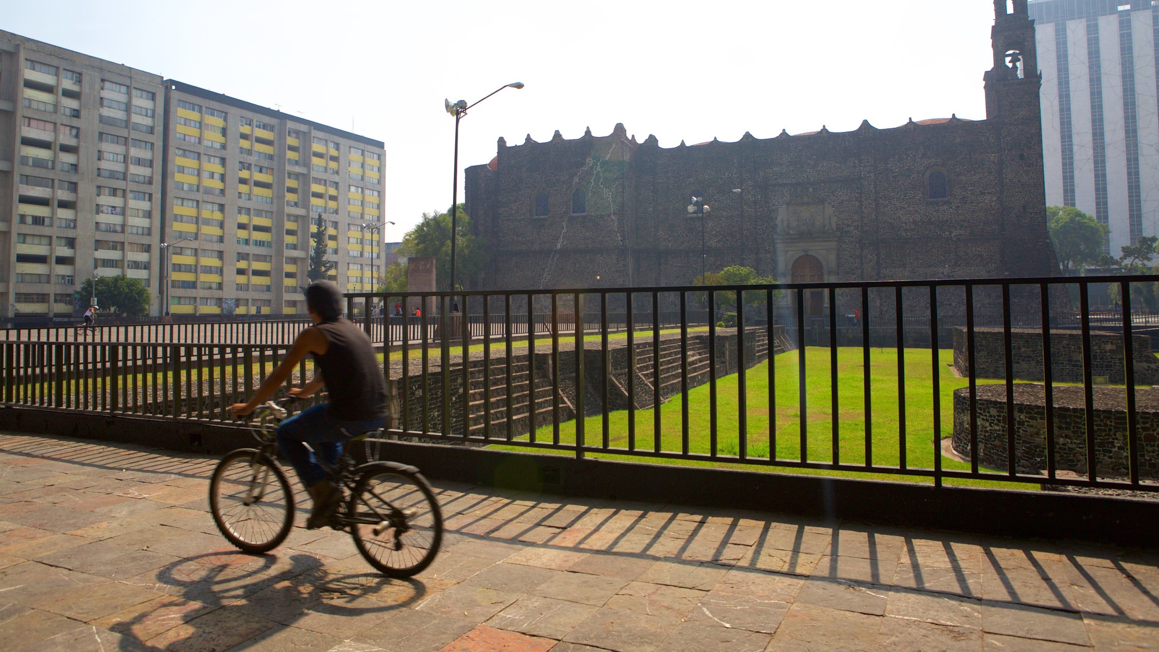 Plaza de las Tres Culturas ofreciendo ciclismo, arquitectura patrimonial y un parque