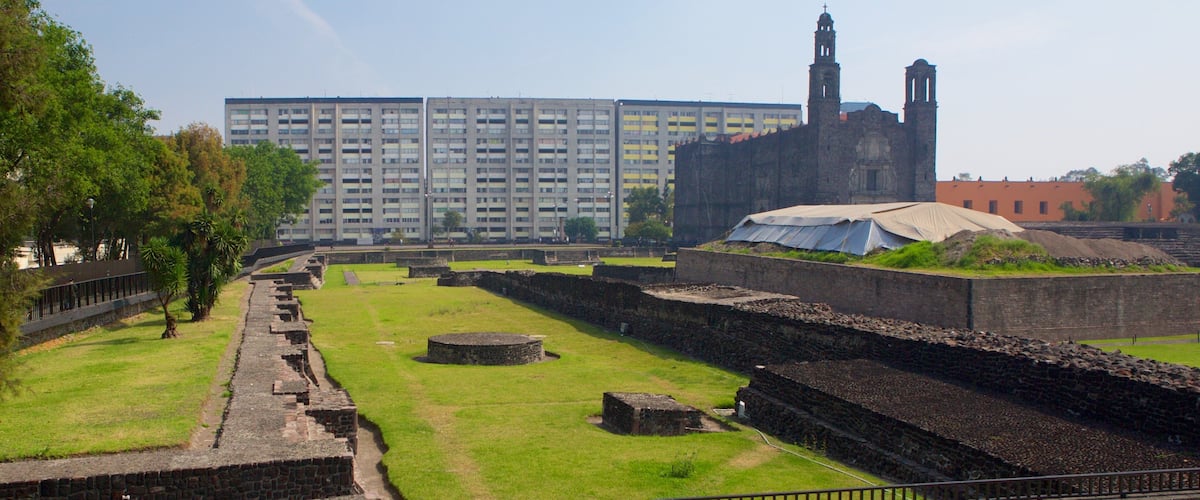 Plaza de las Tres Culturas que incluye un jardín, un parque o plaza y cultura indígena