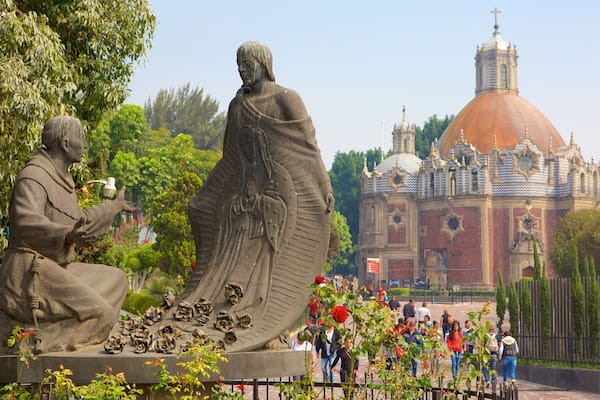 グァダルーペの聖母の大聖堂 どの含み 広場 と 像あるいは彫刻