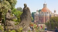 Vår Frue av Guadalupe-basilikaen fasiliteter samt statue eller skulptur og torg eller plass