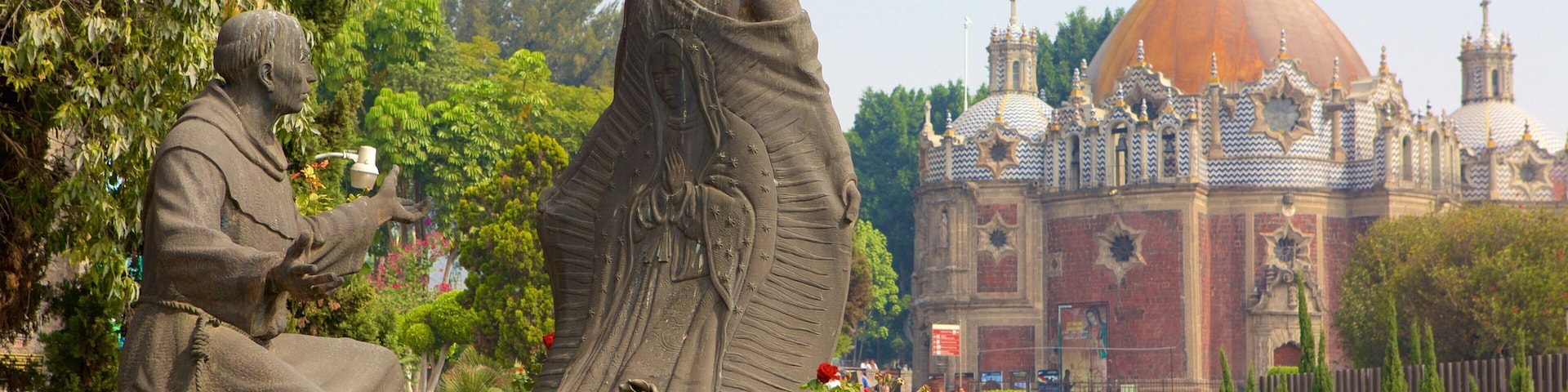 Basílica de Santa María de Guadalupe que inclui uma estátua ou escultura e uma praça ou plaza