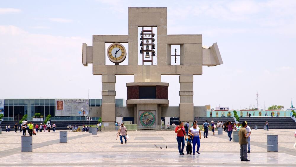 Basilica of Our Lady of Guadalupe showing a square or plaza, religious aspects and a church or cathedral
