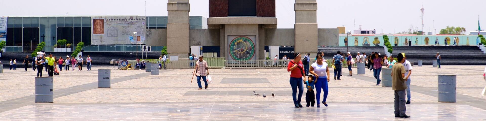 Basílica de Nuestra Señora de Guadalupe que incluye aspectos religiosos, una iglesia o catedral y un parque o plaza