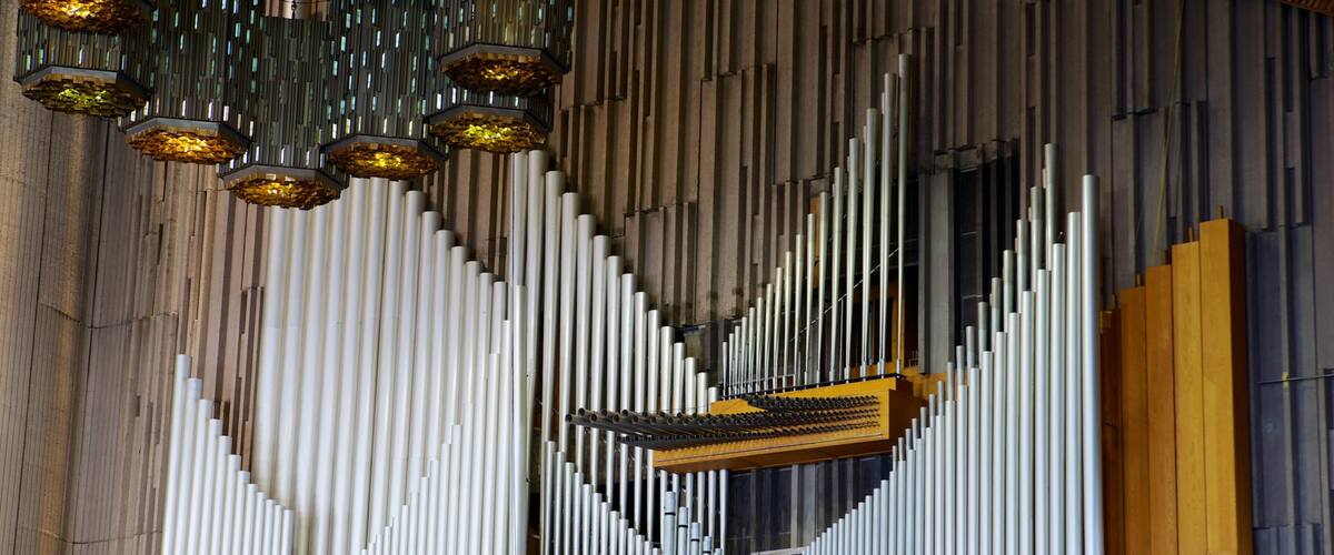 Basílica de Nuestra Señora de Guadalupe ofreciendo música, elementos religiosos y una iglesia o catedral