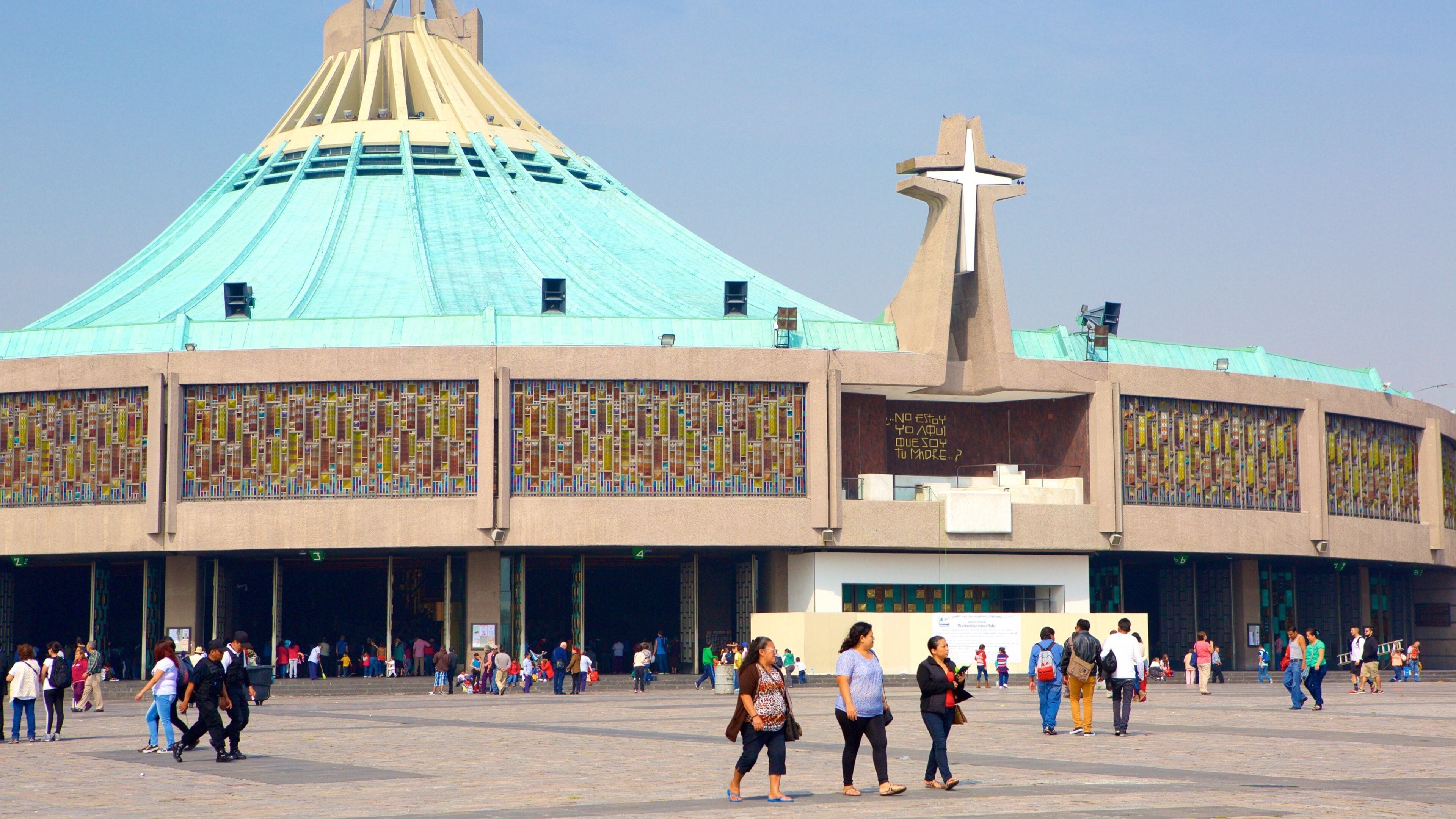 Basílica de Nuestra Señora de Guadalupe ofreciendo arquitectura moderna, una plaza y una iglesia o catedral