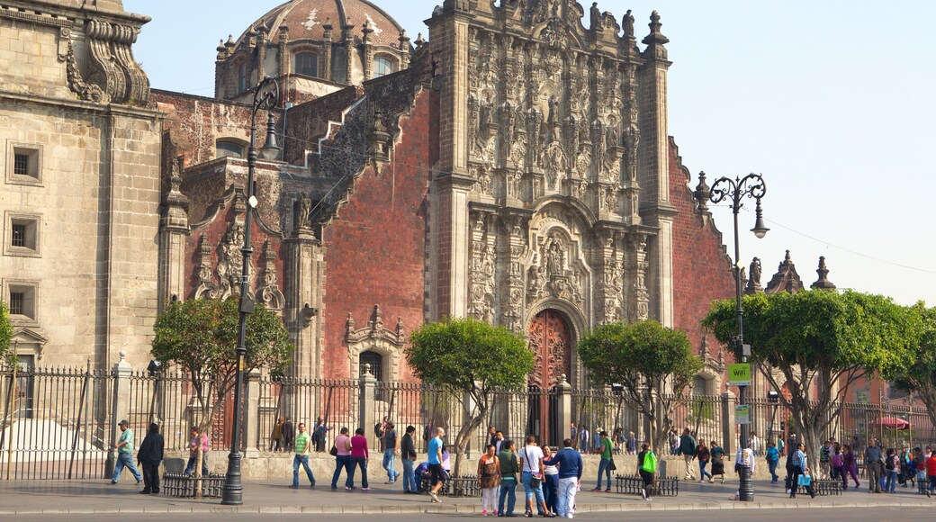 Catedral Metropolitana que incluye elementos patrimoniales, imágenes de calles y arquitectura patrimonial