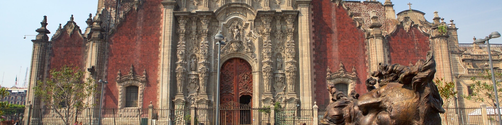 Catedral Metropolitana ofreciendo imágenes de calles, arquitectura patrimonial y una estatua o escultura