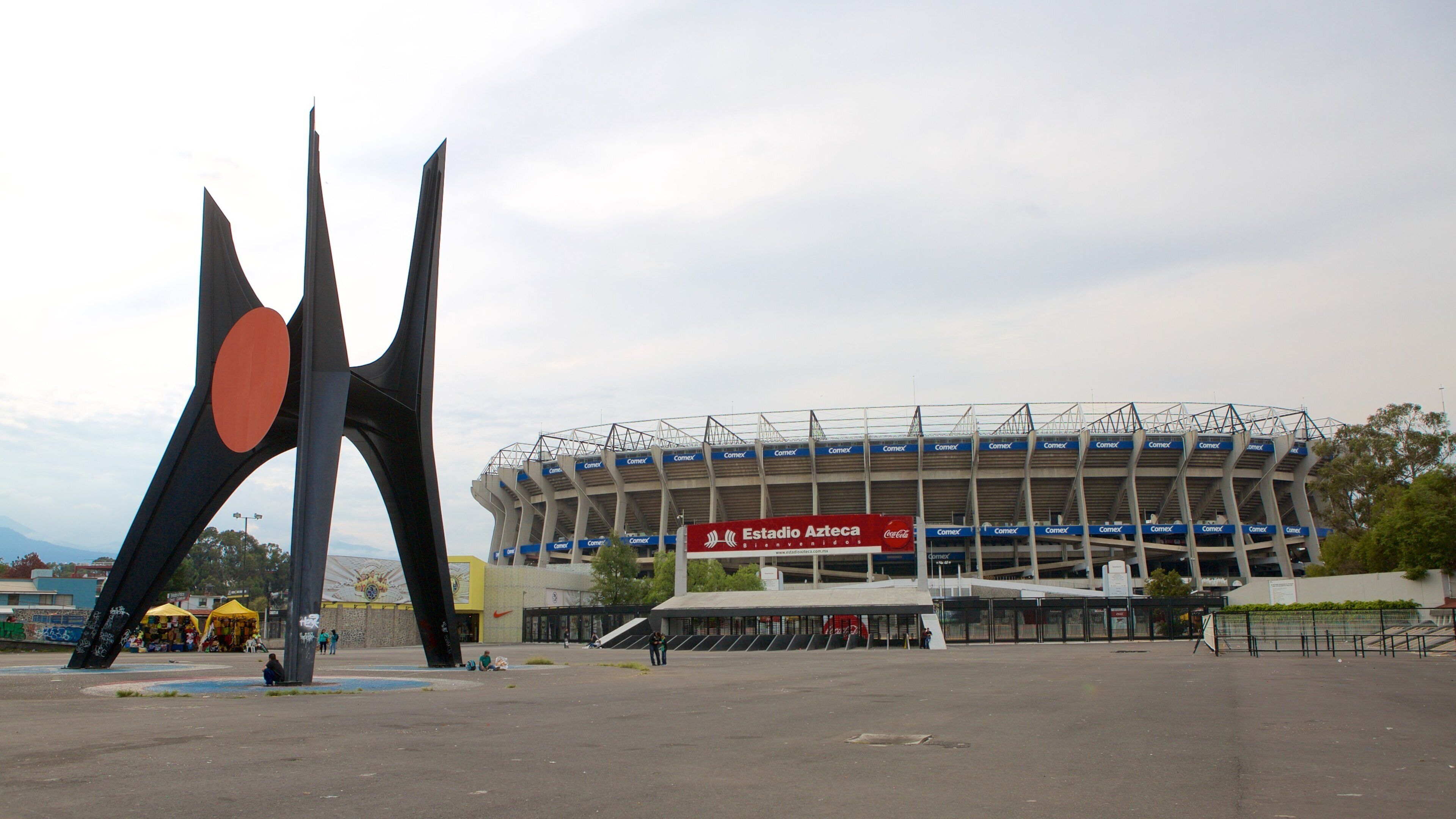 Estadio Azteca showing a square or plaza and a statue or sculpture