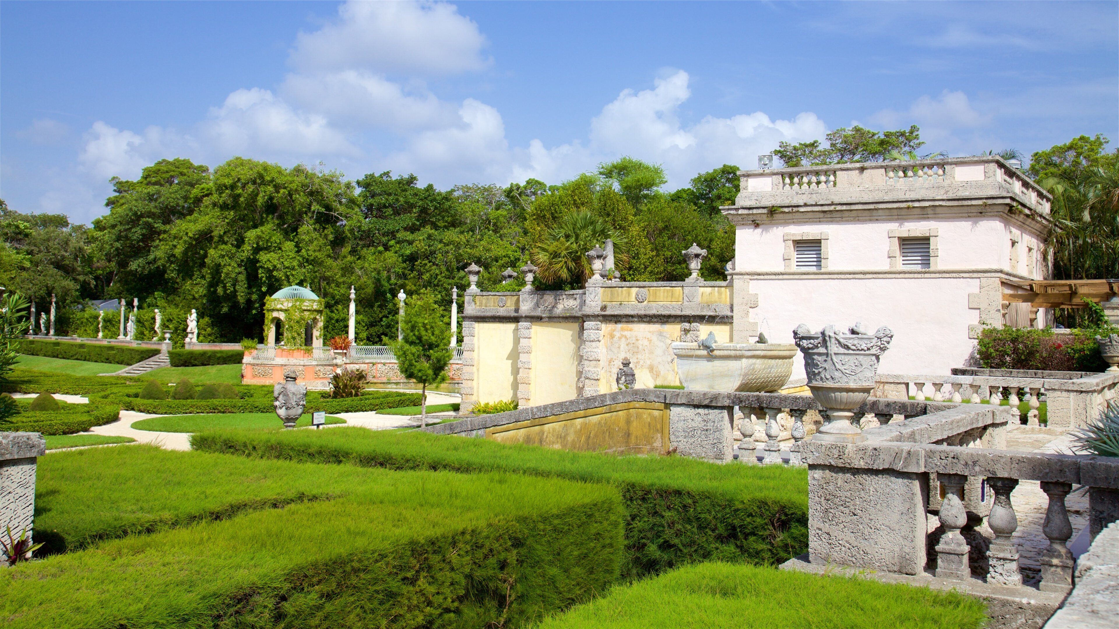 Museo y jardines de Vizcaya mostrando elementos patrimoniales y un parque