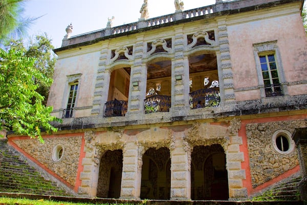 Vizcaya Museum and Gardens showing heritage architecture