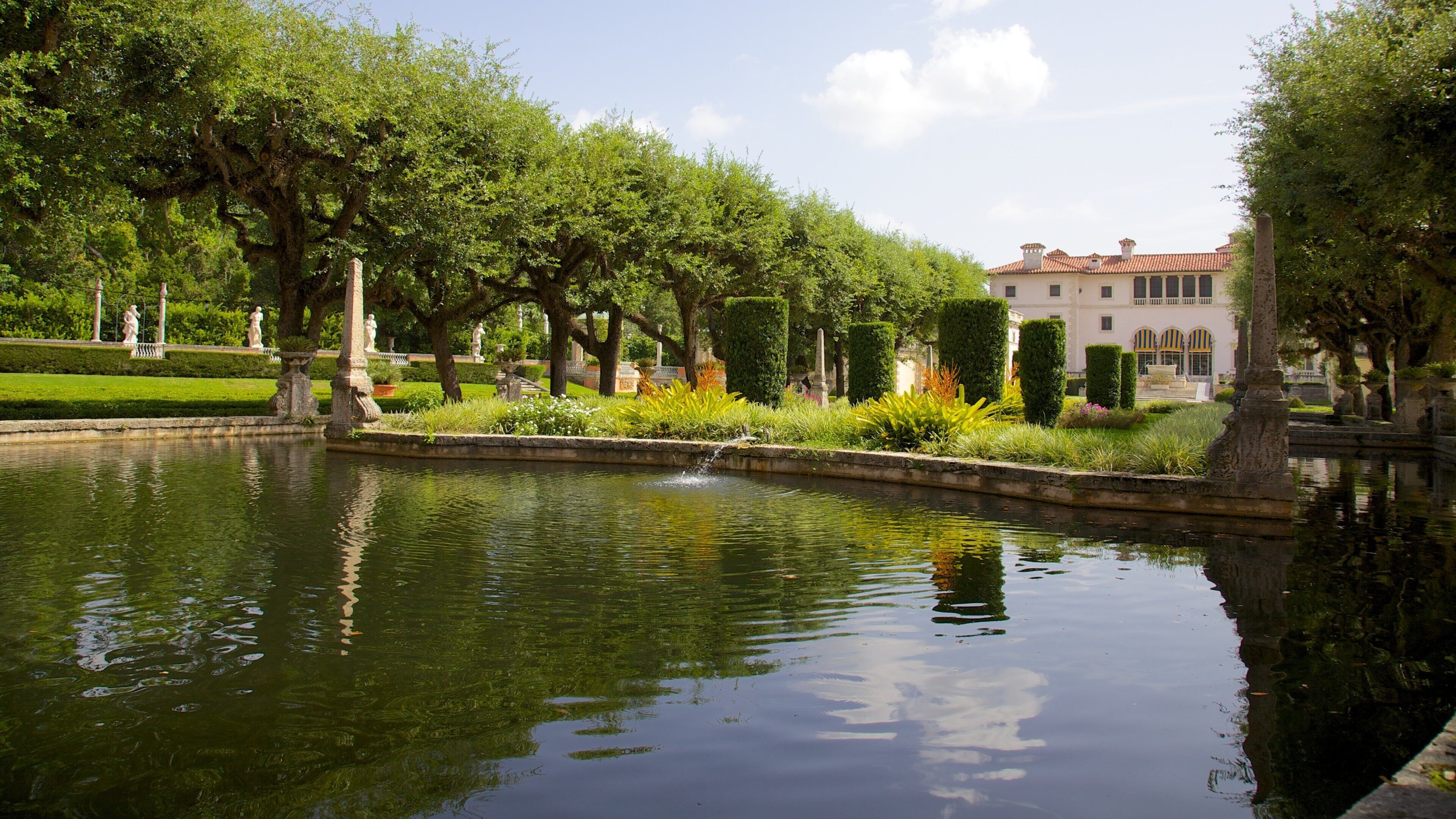 Vizcaya Museum and Gardens mettant en vedette piscine, mare et parc