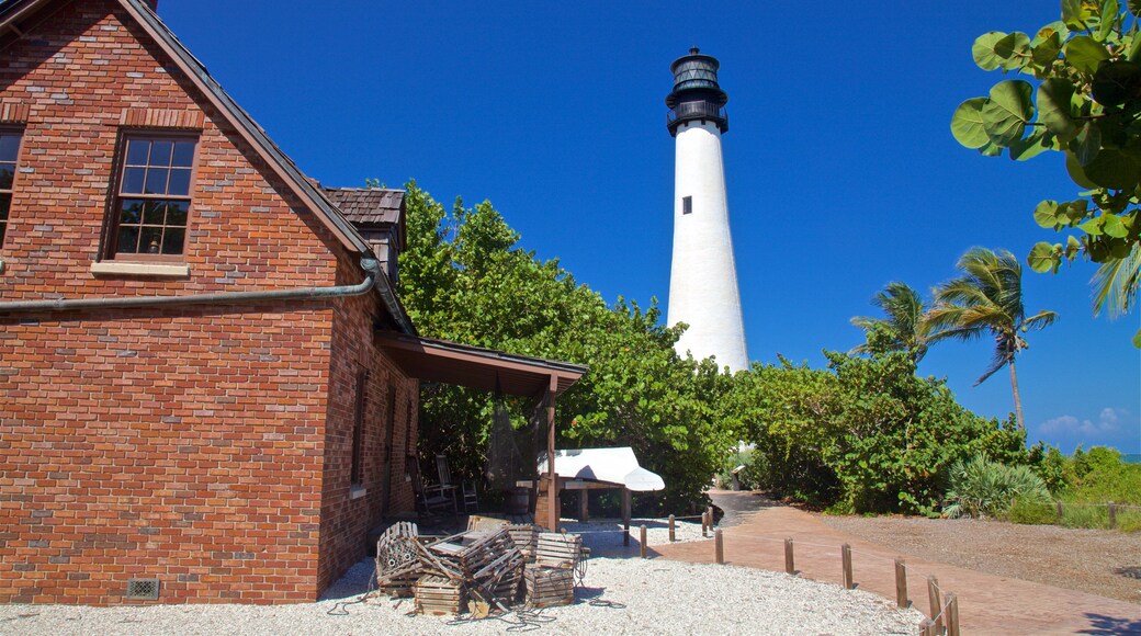 Faro de Cape Florida que incluye un faro y una casa