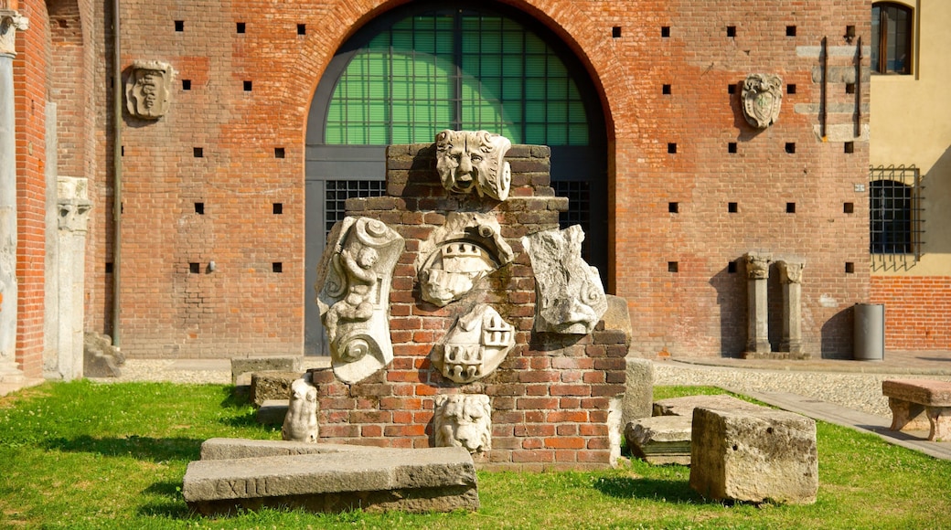 Castello Sforzesco fasiliteter samt kulturarv og bygningsruiner