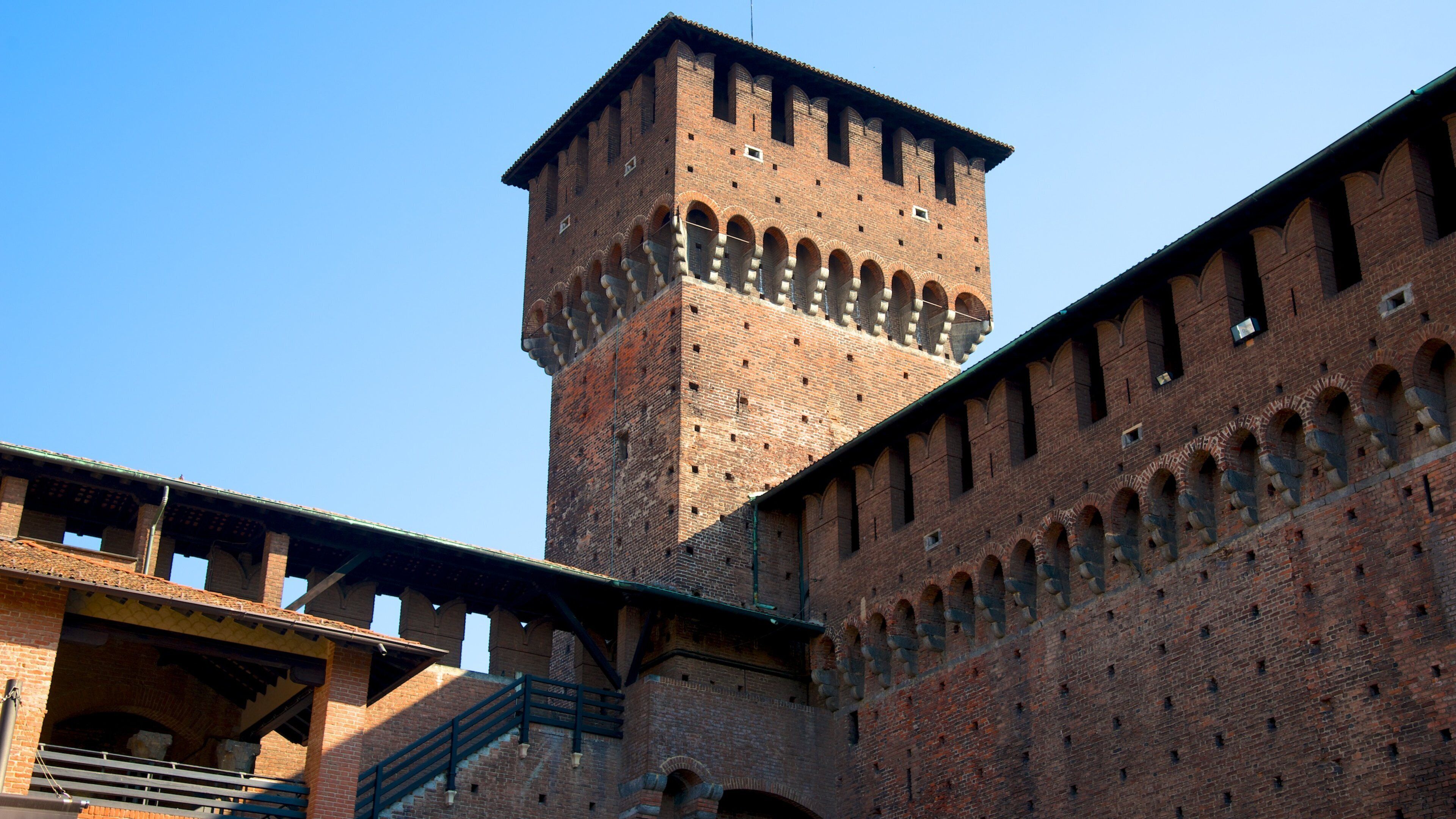 Castillo Sforza que incluye arquitectura patrimonial y un castillo
