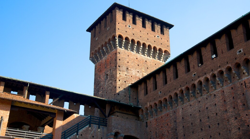 Castillo Sforza que incluye arquitectura patrimonial y un castillo