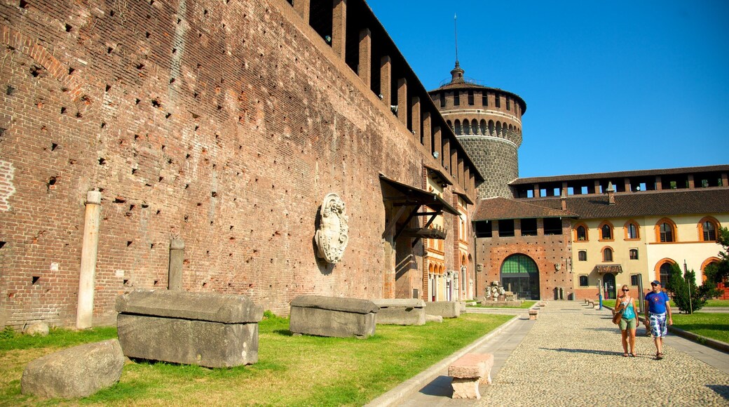 Castillo Sforza que incluye un castillo y elementos patrimoniales y también un grupo pequeño de personas