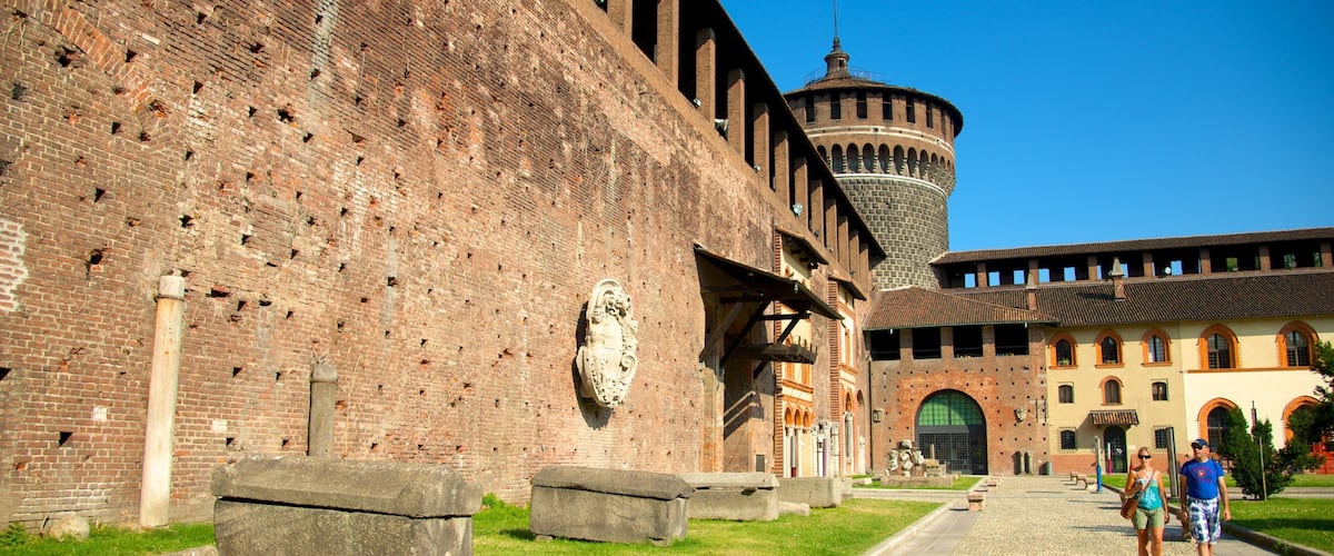 Castello Sforzesco som viser et slot og kulturarvsgenstande såvel som en lille gruppe mennesker