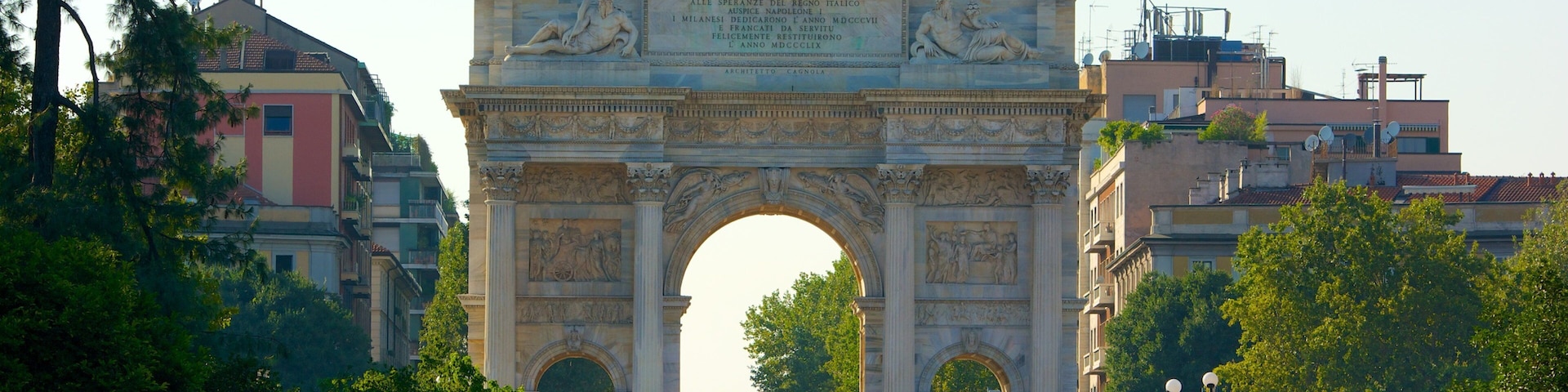 Arco della Pace which includes a monument, a garden and heritage architecture