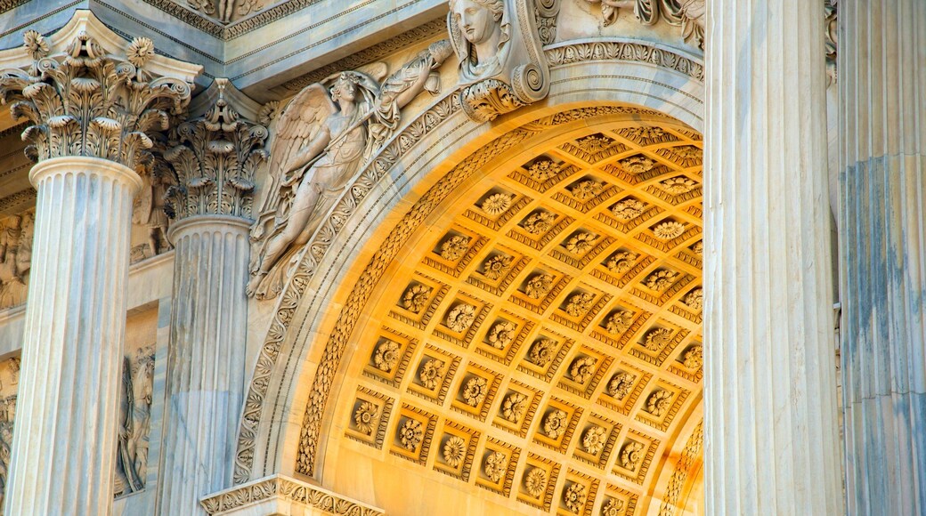 Arco della Pace showing heritage architecture and a monument