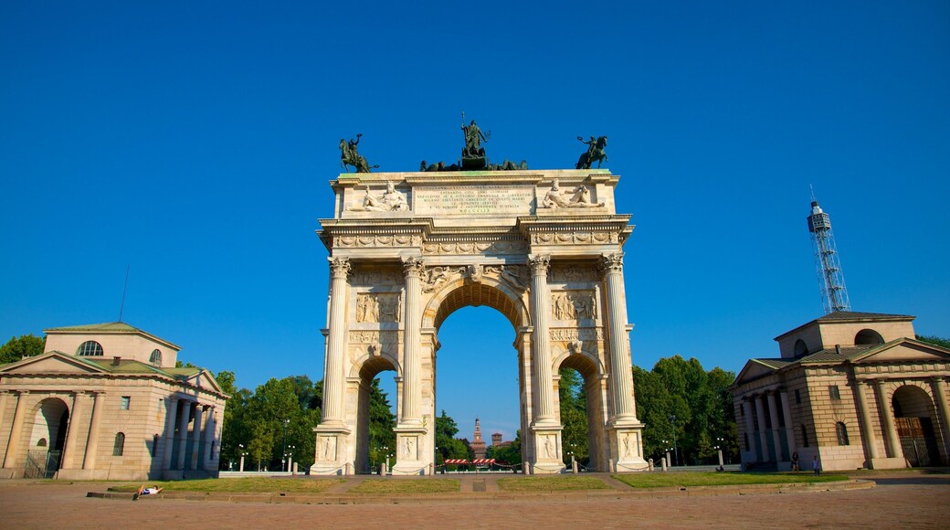 Arco della Pace featuring heritage architecture, heritage elements and a square or plaza