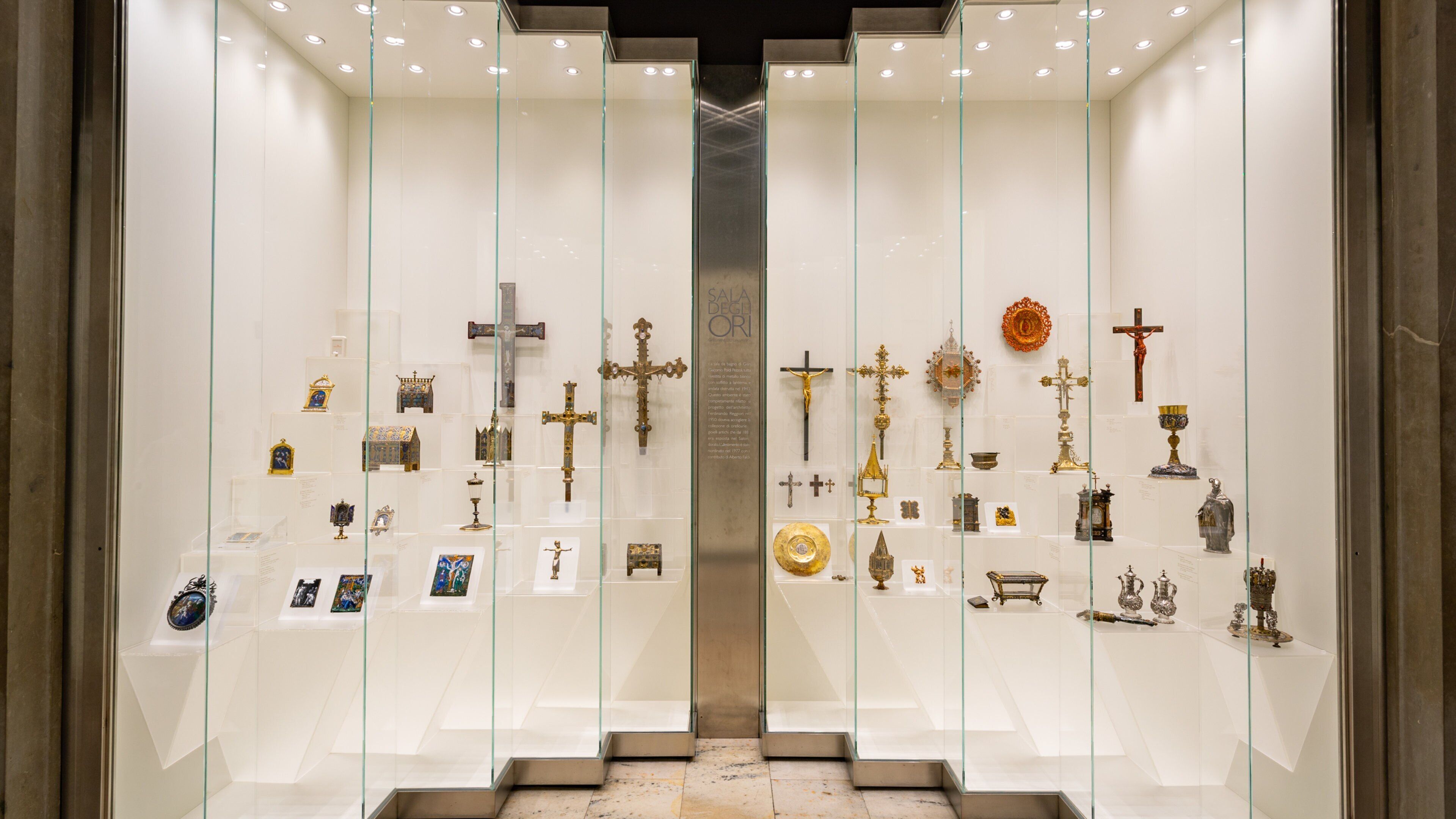 Museo Poldi Pezzoli showing religious aspects and interior views