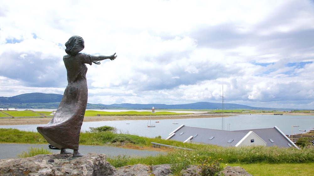 Rosses Point qui includes panoramas, statue ou sculpture et baie ou port