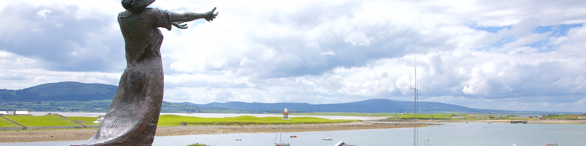 Rosses Point caracterizando paisagem, uma estátua ou escultura e uma baía ou porto