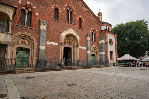 Basilica di Sant\'Eustorgio featuring a church or cathedral and heritage architecture