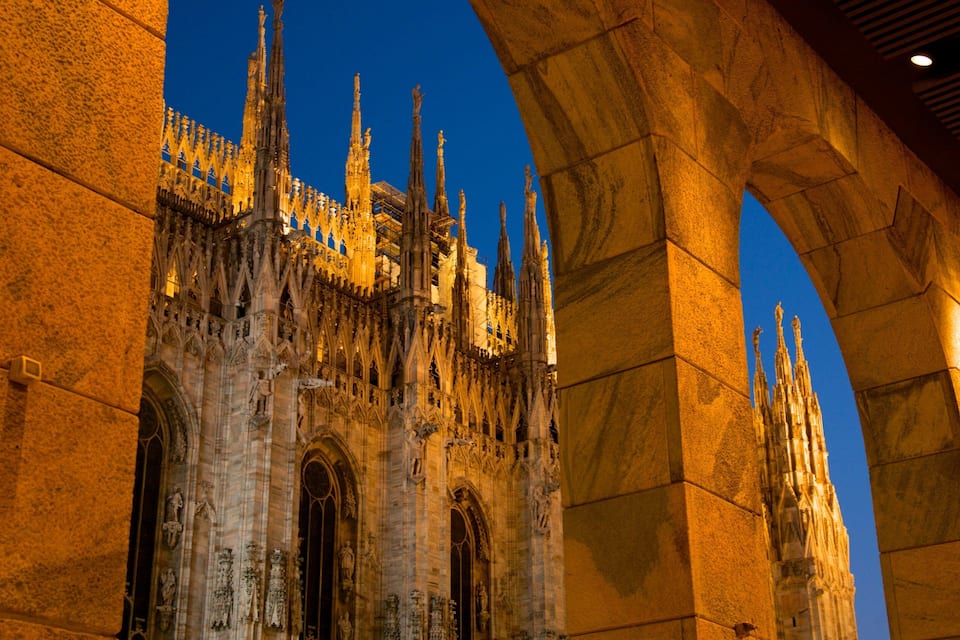 Uma catedral gótica com pináculos e arcos elaborados.