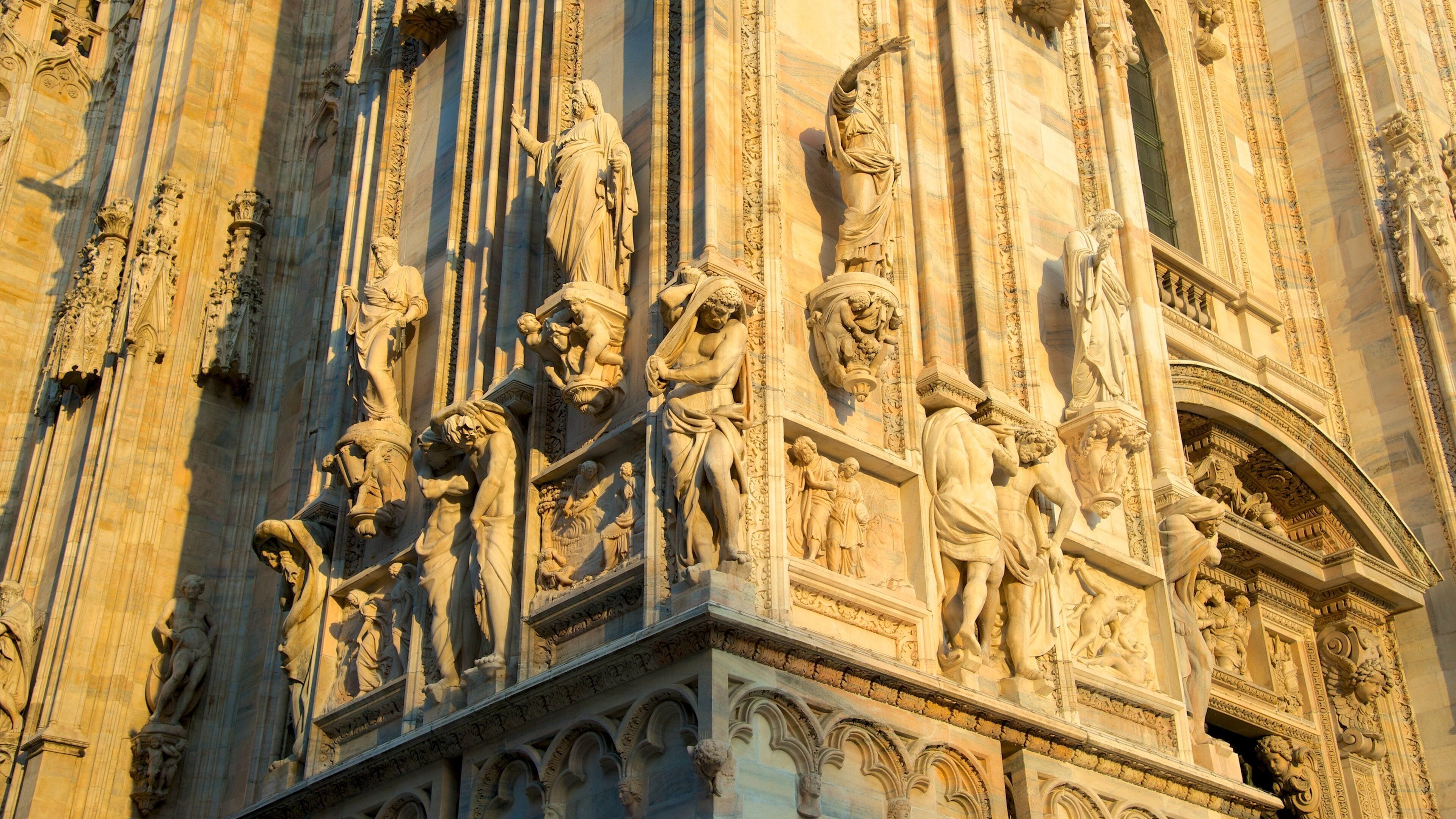 Une façade de cathédrale richement décorée, ornée de sculptures et de colonnes complexes.
