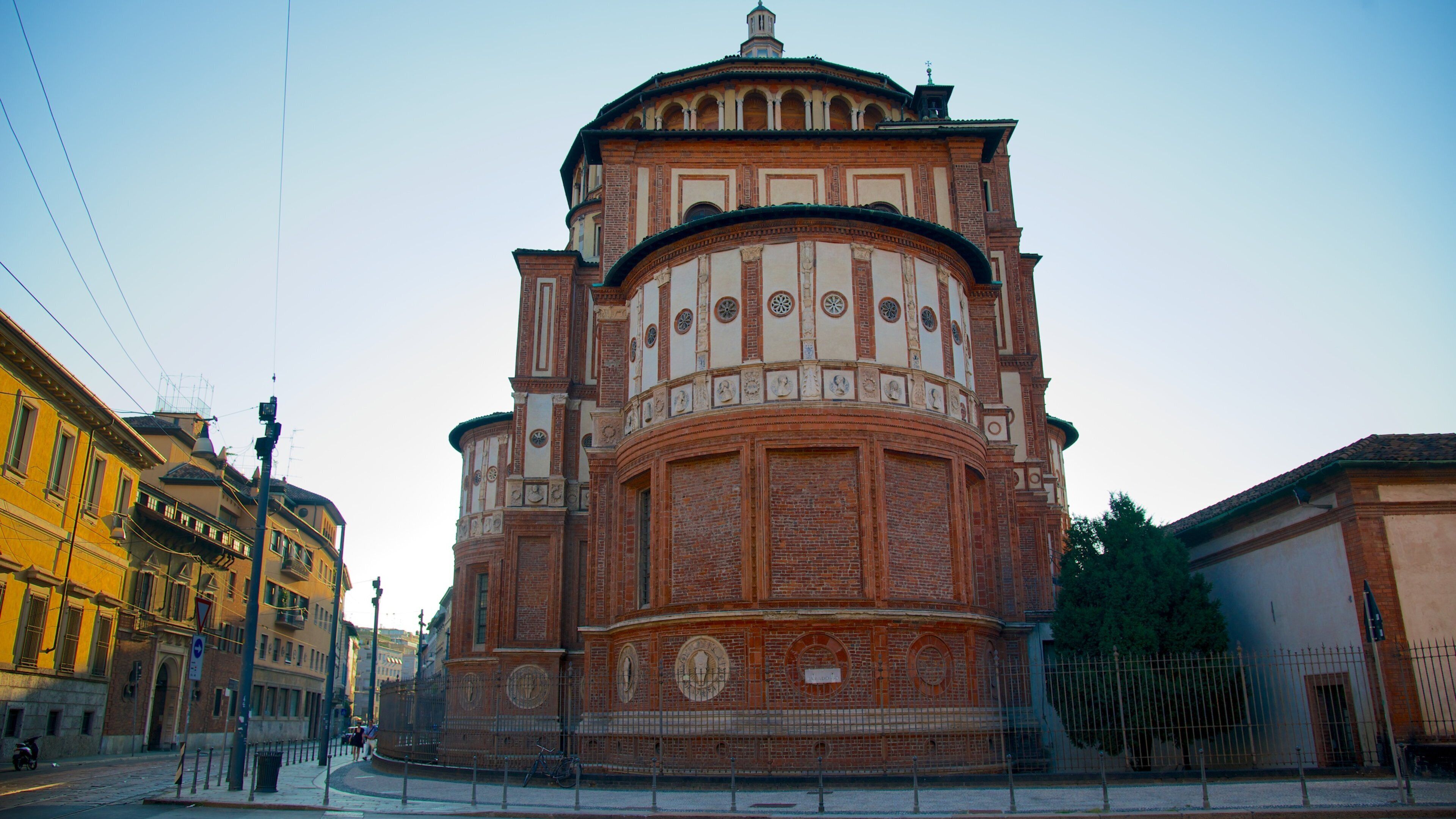 Nhà thờ Santa Maria Delle Grazie trong đó bao gồm kiến trúc di sản và cảnh đường phố