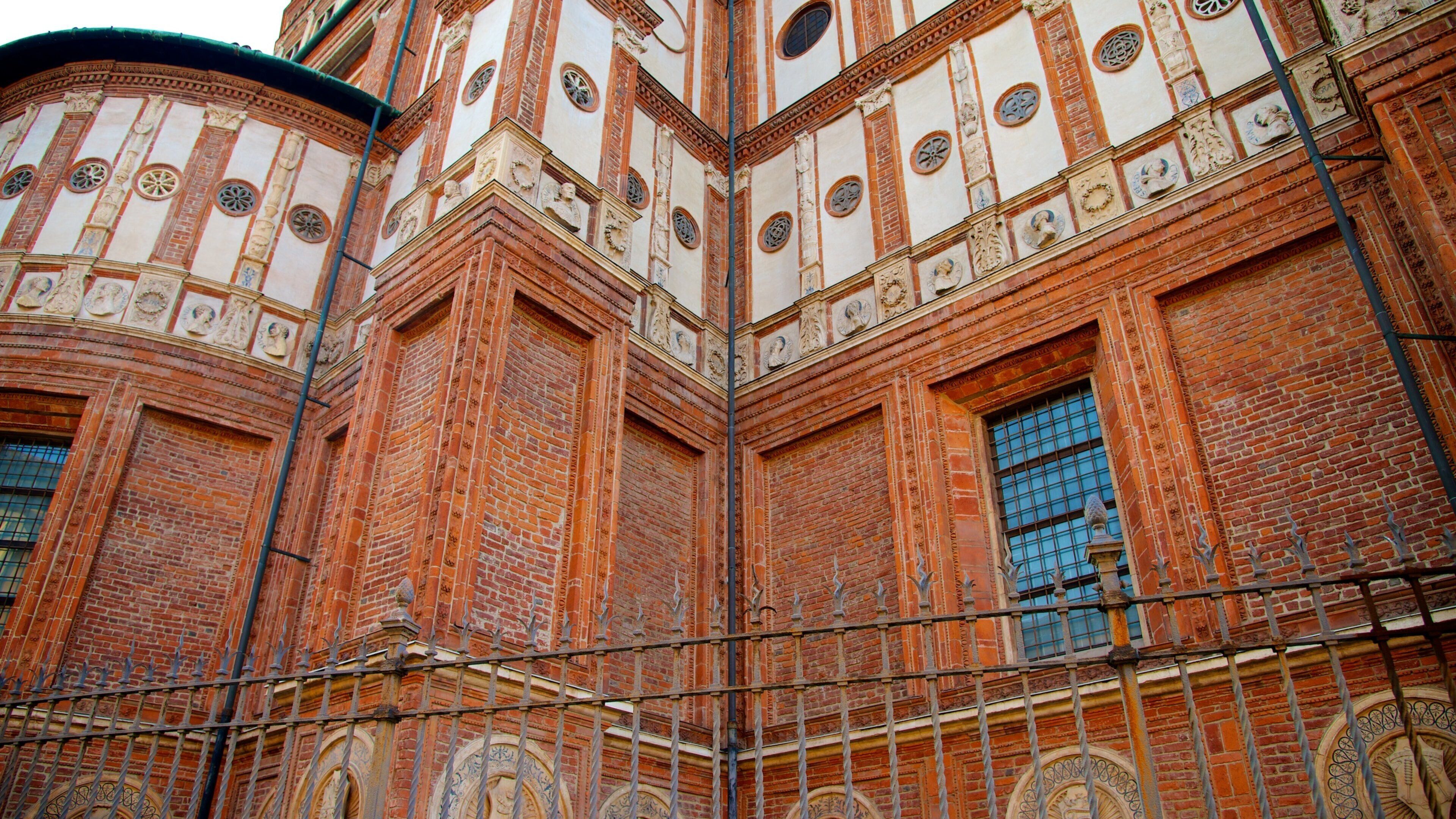 Nhà thờ Santa Maria Delle Grazie trong đó bao gồm cảnh đường phố và di sản