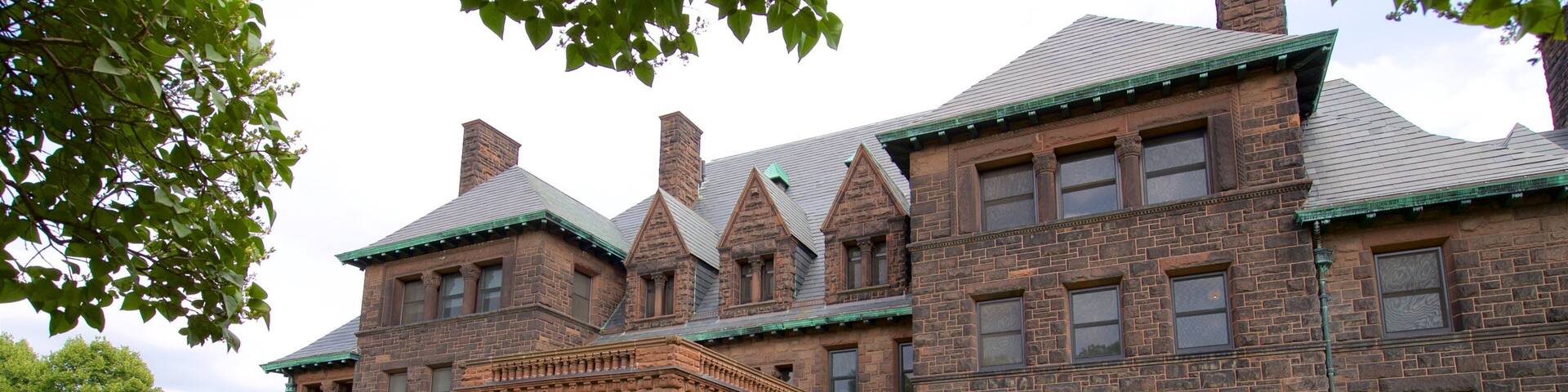 James J. Hill House que inclui flores, um jardim e arquitetura de patrimônio