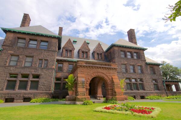 James J. Hill House que inclui arquitetura de patrimônio, um parque e flores