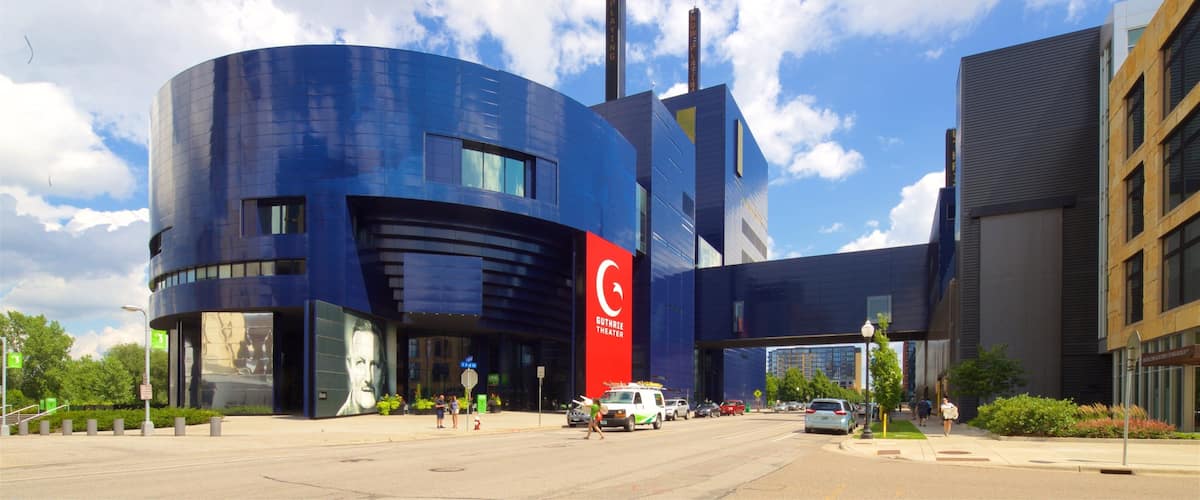 Un bâtiment moderne avec une façade bleue et une enseigne rouge ornée d’un croissant de lune et d’une étoile blancs.
