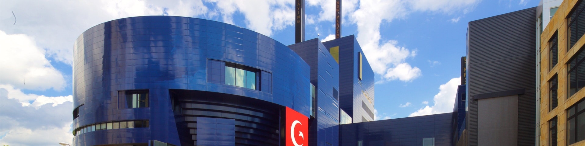 Um edifício moderno com fachada azul e um letreiro vermelho com uma crescente e uma estrela brancas.