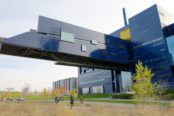 Guthrie Theater mostrando una ciudad y escenas de teatro