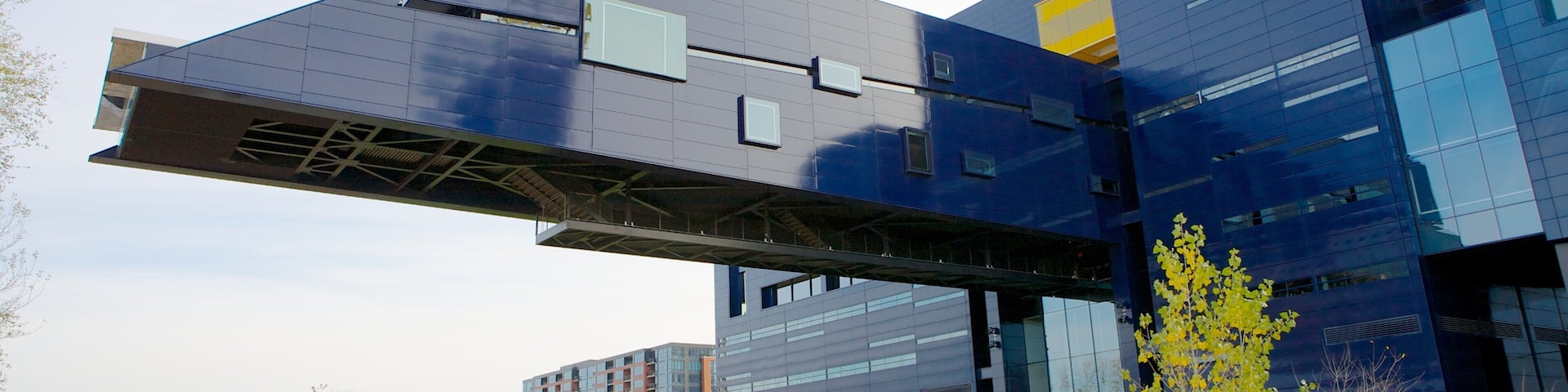 Teatro Guthrie caracterizando uma cidade e cenas de teatro