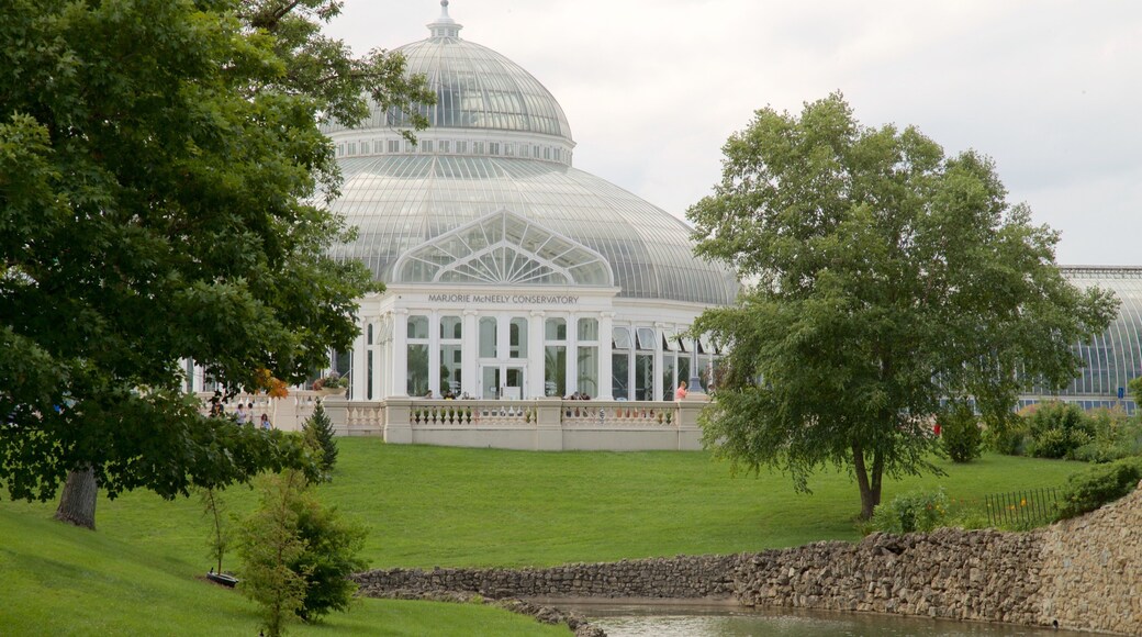 Como Park Zoo and Conservatory showing modern architecture and a garden