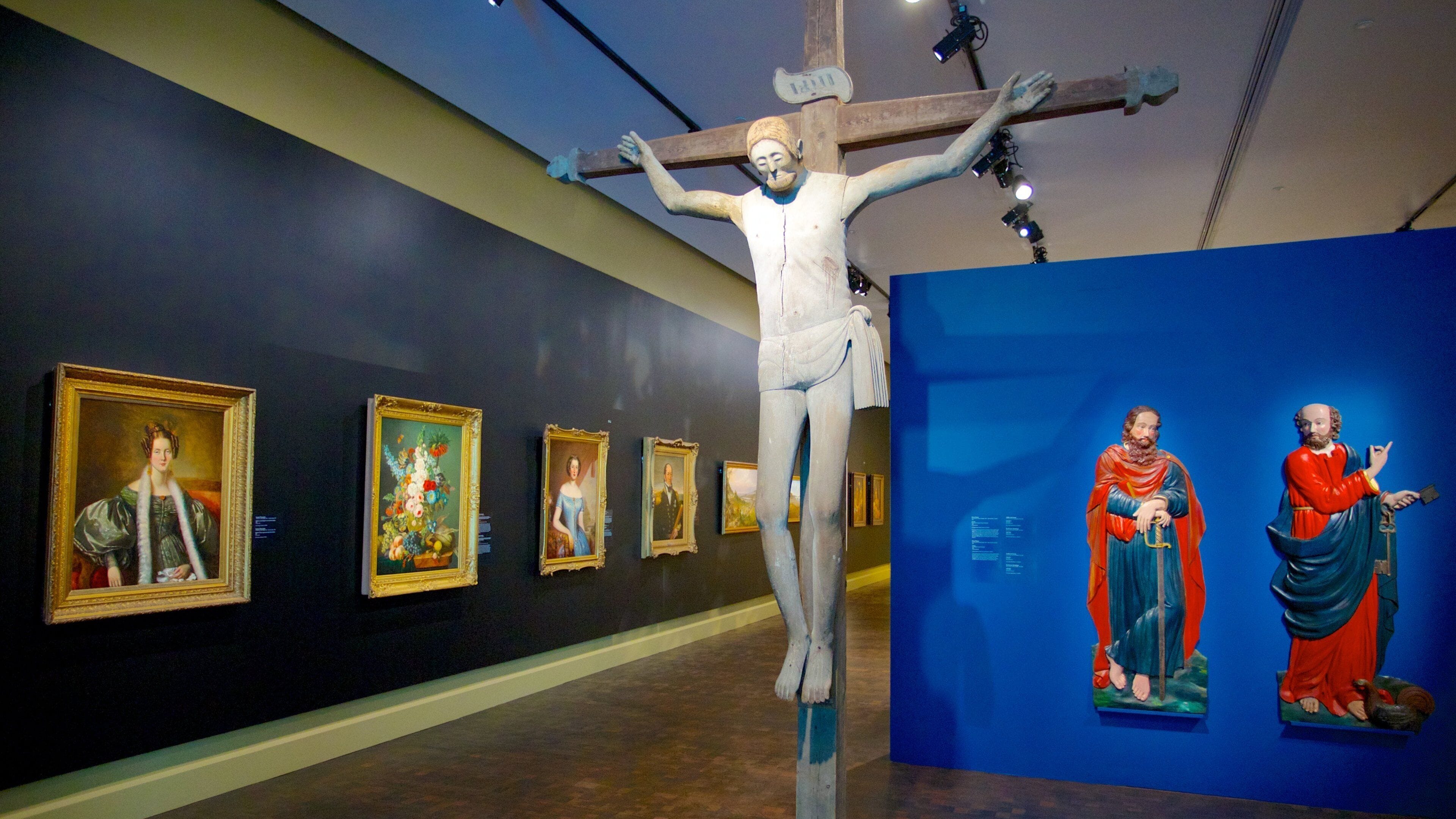 Montreal Museum of Fine Arts ofreciendo una estatua o escultura, vistas interiores y aspectos religiosos