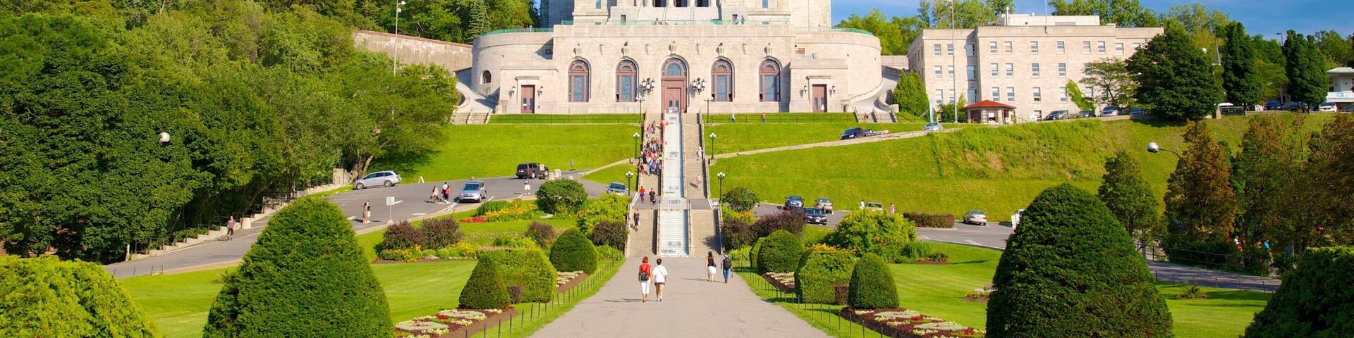 Oratoire Saint-Joseph montrant chùteau ou palais, parc et église ou cathédrale