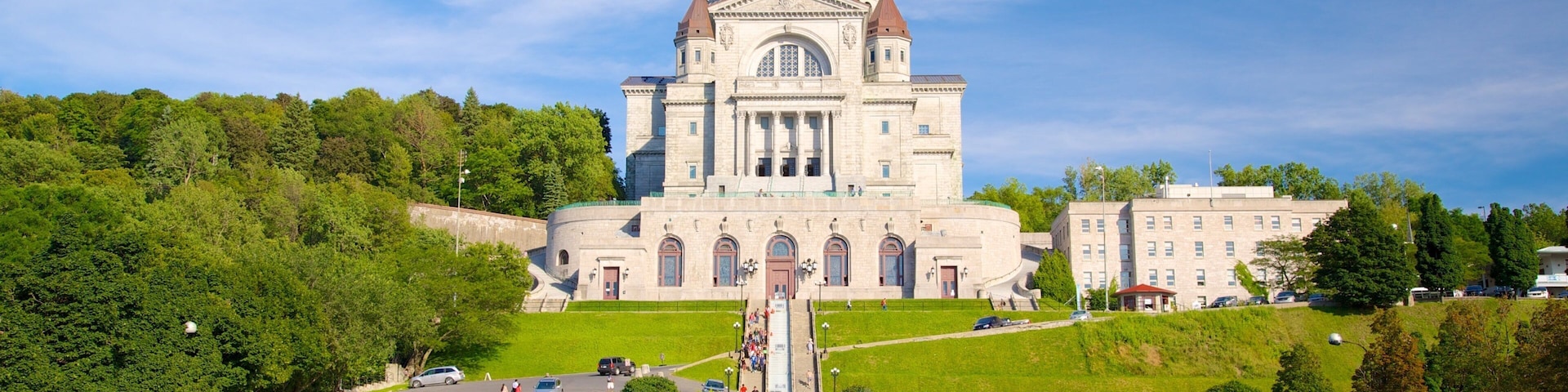 Saint Joseph\'s Oratory que incluye aspectos religiosos, un castillo y un parque