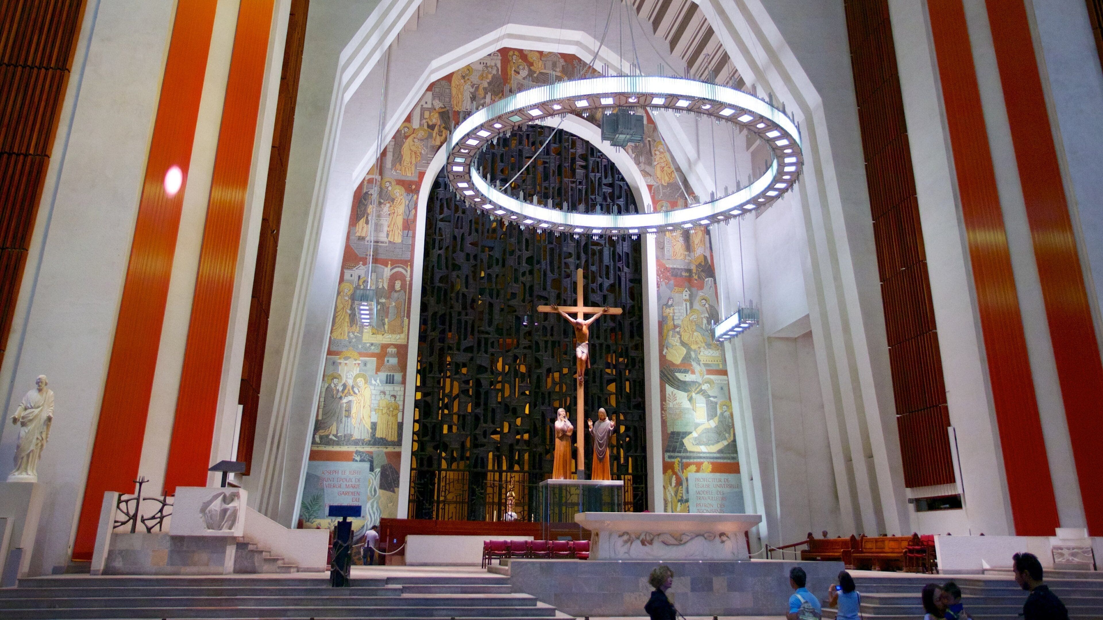 Oratoire Saint-Joseph montrant scènes intérieures, éléments religieux et une église ou une cathédrale