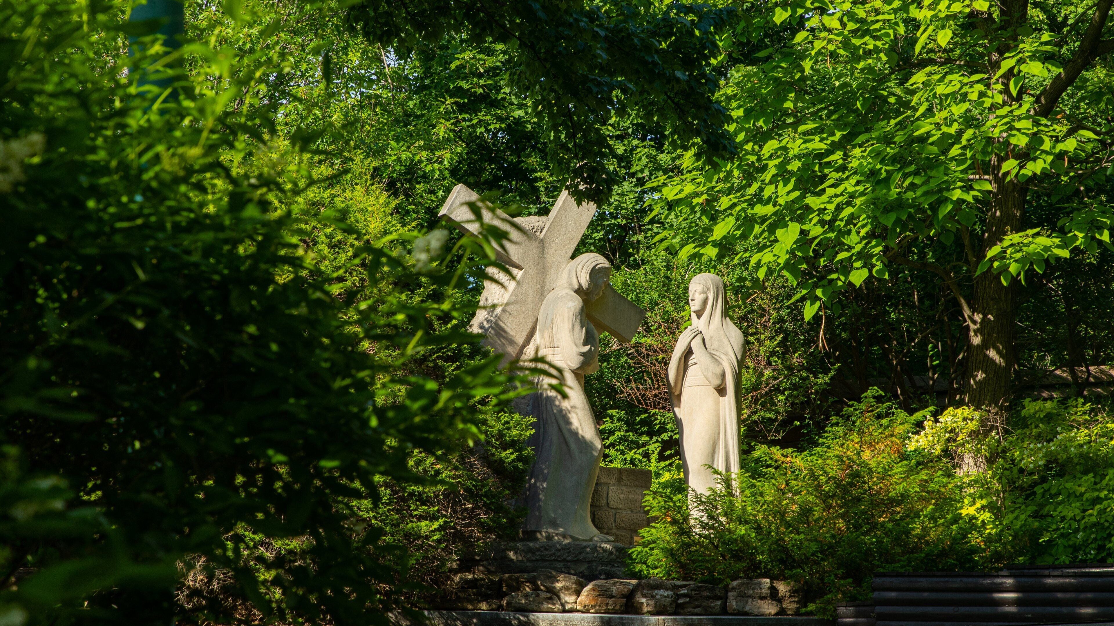 Saint Joseph\'s Oratory showing a park, a statue or sculpture and religious elements