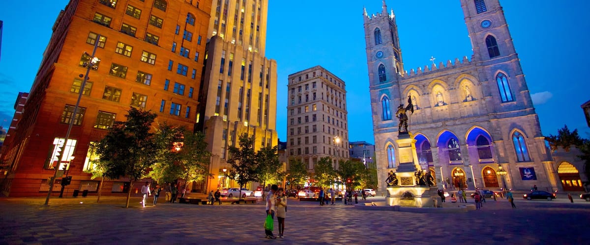 Notre Dame Basilica mostrando patrimonio de arquitectura, elementos religiosos y una ciudad