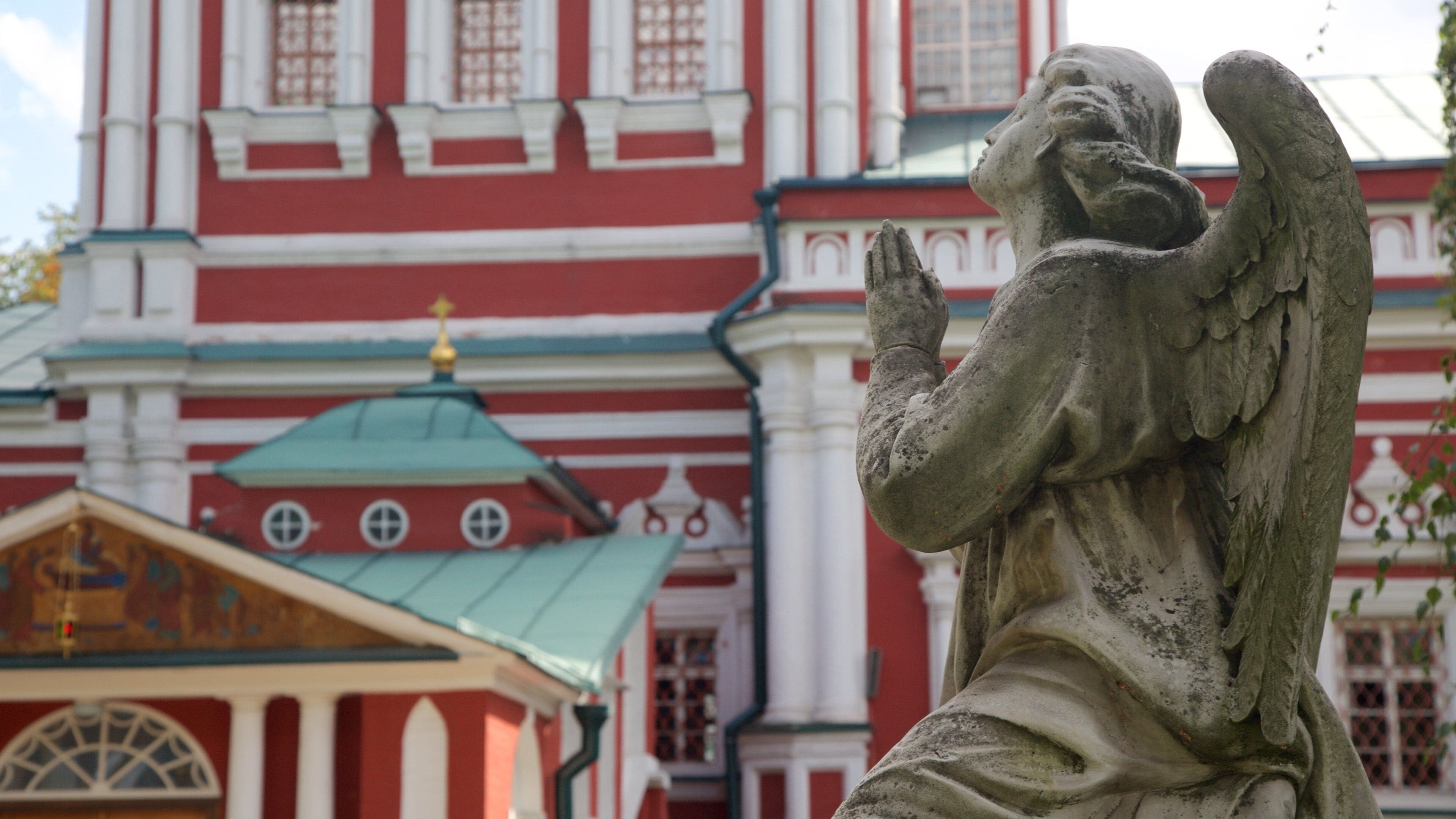 Novodevichy kloster og kirkegård som viser historisk arkitektur og statue eller skulptur